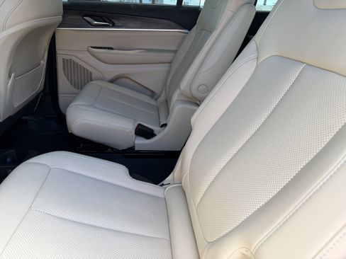 Used 2024 Jeep Grand Cherokee L Limited w/ Luxury Tech Group II image 18