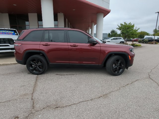 Used 2025 Jeep Grand Cherokee Altitude AWD/4WD image 33
