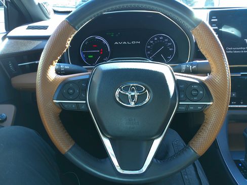 Used 2022 Toyota Avalon Limited image 18