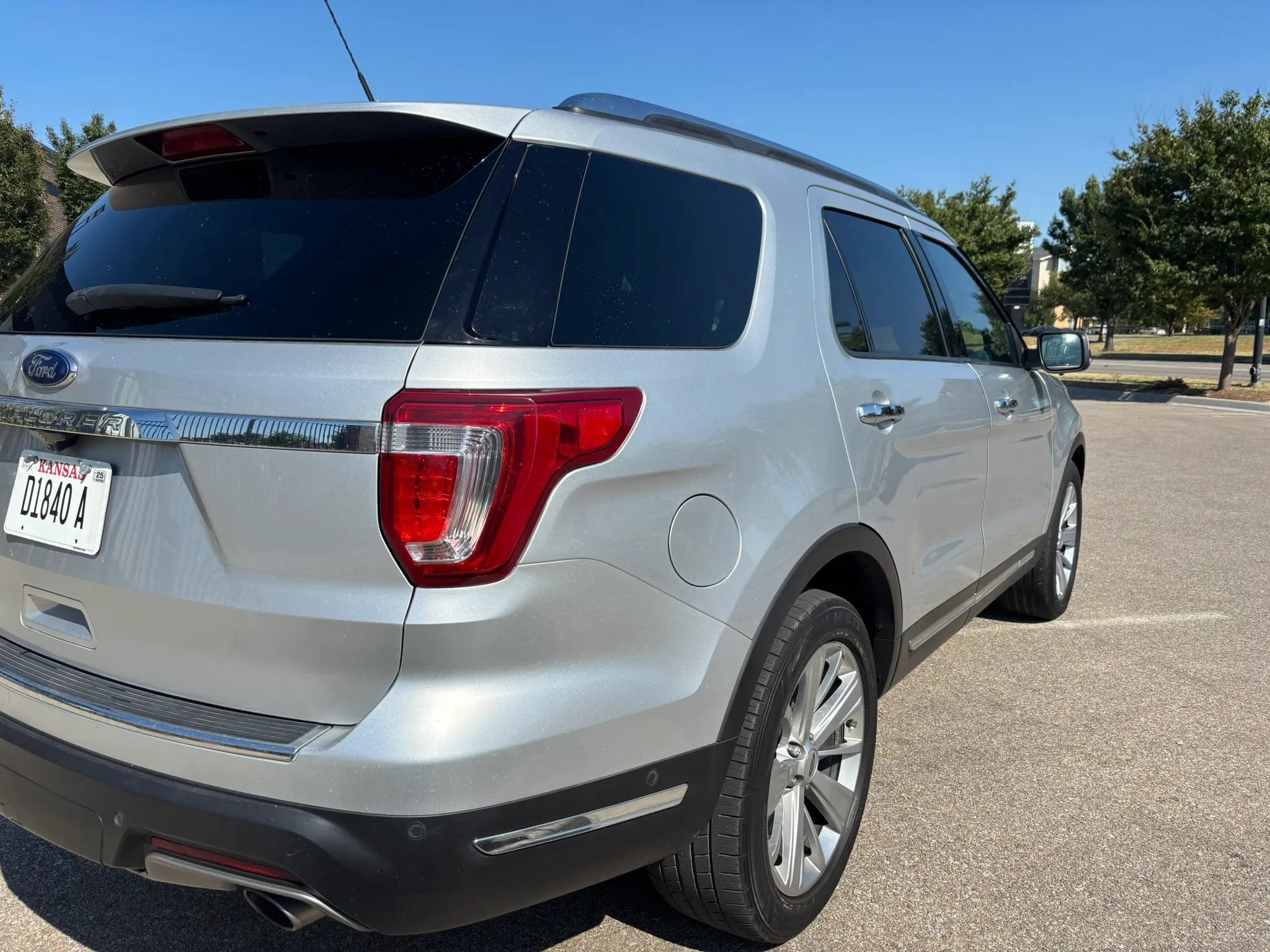 Used 2018 Ford Explorer Limited w/ Equipment Group 301A FWD image 7