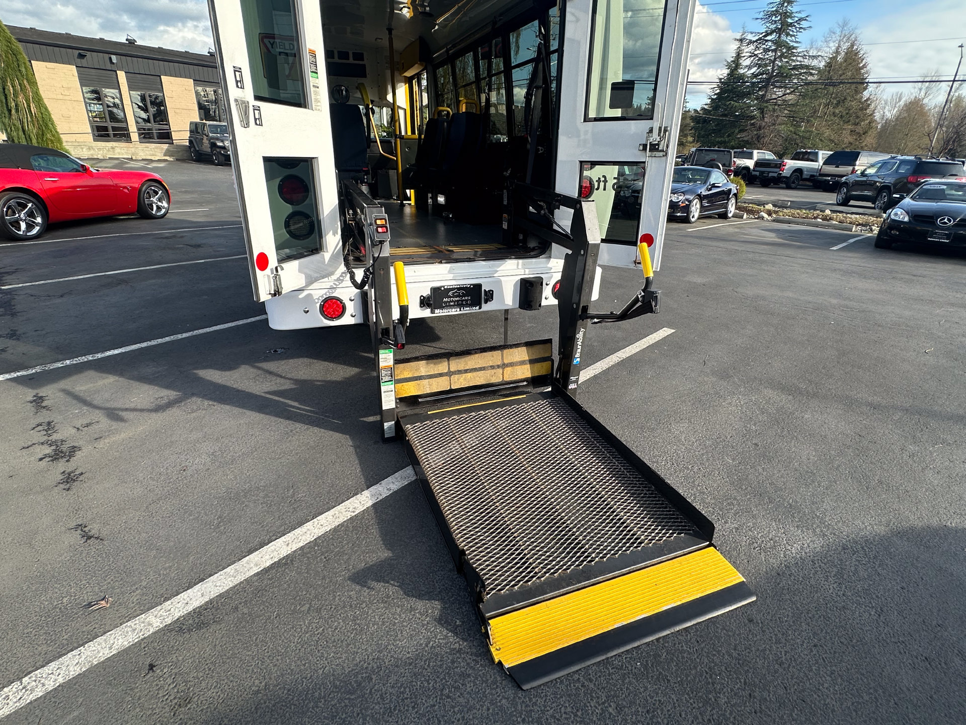 Used 2014 Chevrolet Express 3500 RWD image 12