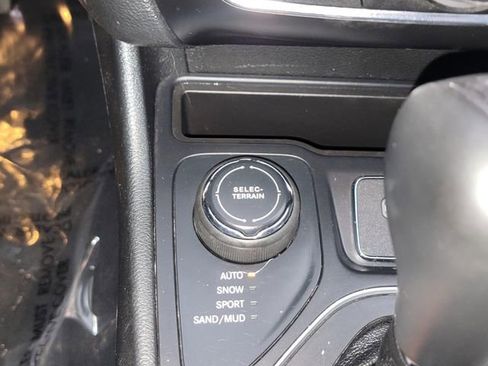 Used 2022 Jeep Cherokee Latitude Lux w/ Mopar Interior Package AWD/4WD image 24