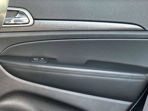 Used 2018 Jeep Grand Cherokee Altitude image 17