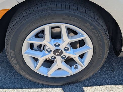 Used 2025 Kia Soul LX w/ LX Technology Package FWD image 23