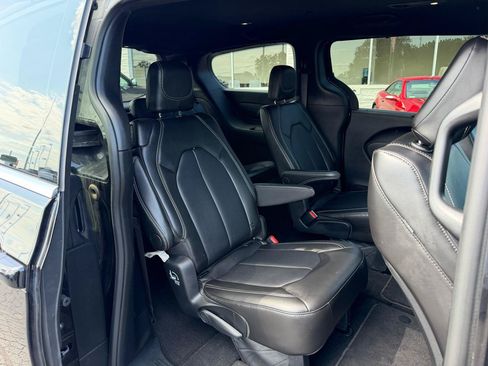 Used 2025 Chrysler Pacifica Select FWD image 14