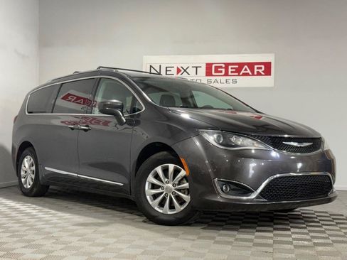 Used 2018 Chrysler Pacifica Touring-L FWD image 1