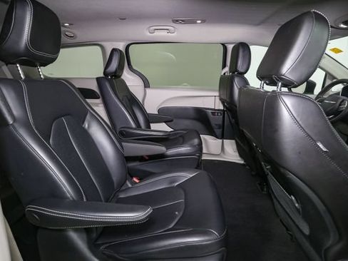 Used 2023 Chrysler Pacifica Touring-L FWD image 19