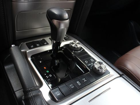 Used 2019 Toyota Land Cruiser w/ Four Season Floor Mat Package image 69