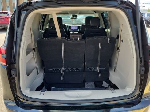 Used 2022 Chrysler Pacifica Touring-L FWD image 7