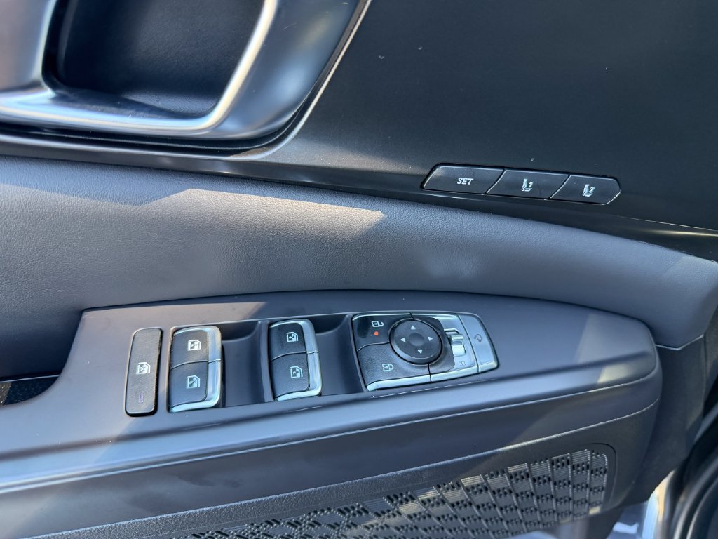 Used 2025 Kia Carnival SX w/ SX Dark Edition Package FWD image 31