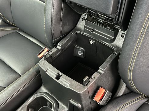 Used 2024 Jeep Wrangler Unlimited Sahara image 26