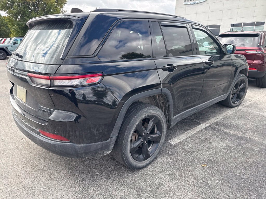 Used 2023 Jeep Grand Cherokee Limited w/ Black Appearance Package AWD/4WD image 3