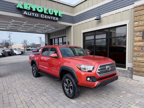 Used 2017 Toyota Tacoma TRD Off-Road w/ Tow Package (A/T) AWD/4WD image 1
