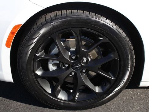 Used 2023 Chrysler Pacifica Touring-L w/ Uconnect Theater Family Group FWD image 14