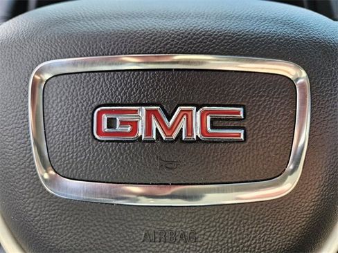 Used 2024 GMC Terrain SLT image 27