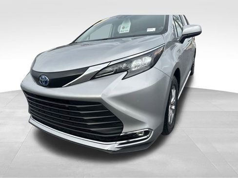 Used 2024 Toyota Sienna XLE image 37