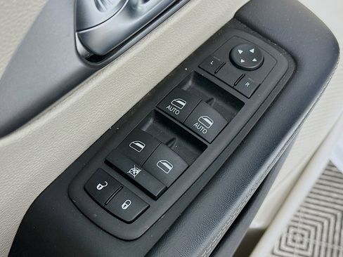 Used 2023 Chrysler Pacifica Touring-L image 17