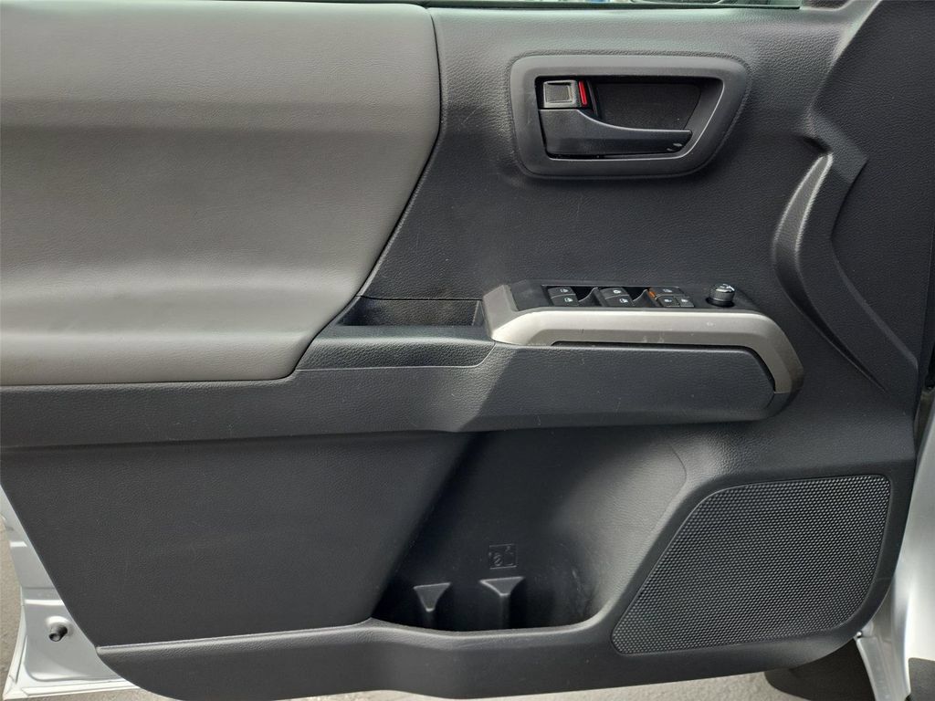 Used 2022 Toyota Tacoma SR5 RWD image 12