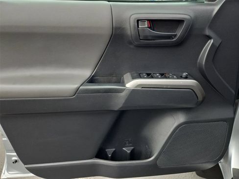 Used 2022 Toyota Tacoma SR5 RWD image 12