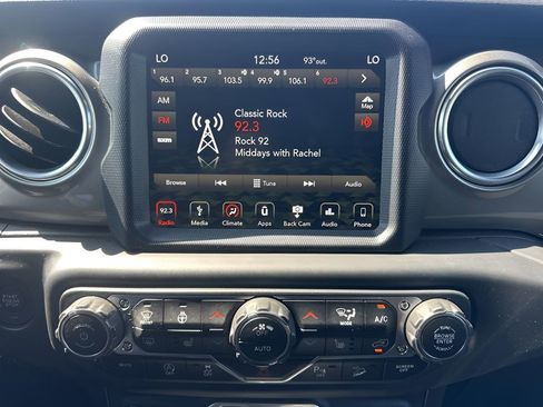 Used 2018 Jeep Wrangler Unlimited Sahara image 16