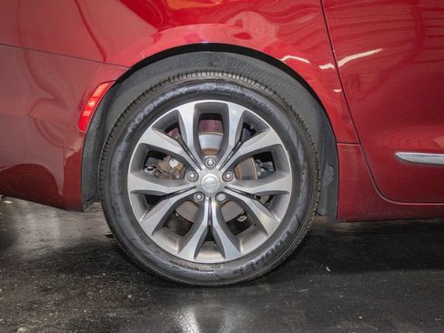 Used 2019 Chrysler Pacifica Limited w/ Tire & Wheel Group FWD image 9