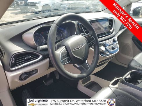 Used 2022 Chrysler Pacifica Touring-L FWD image 11