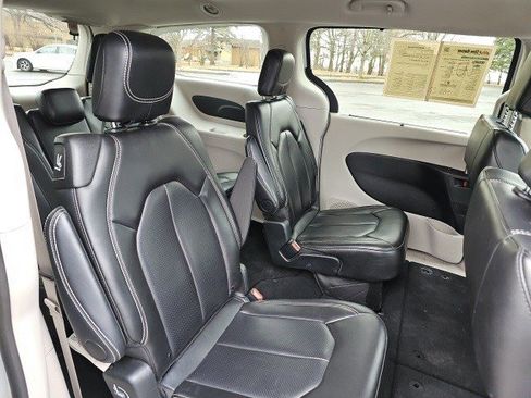 Used 2024 Chrysler Pacifica Touring-L image 16