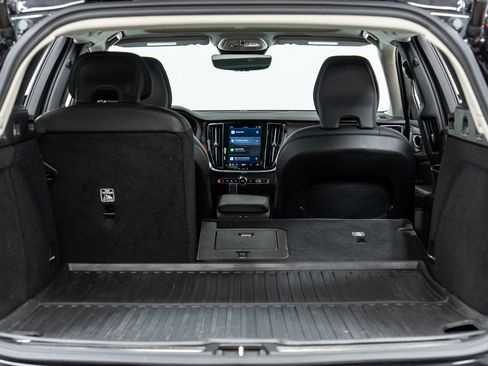 Used 2024 Volvo V60 B5 Cross Country Plus image 10