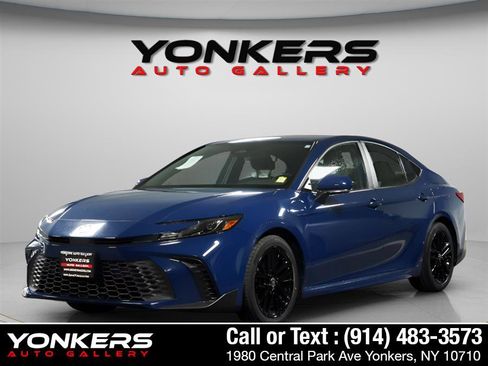 Used 2025 Toyota Camry SE image 1