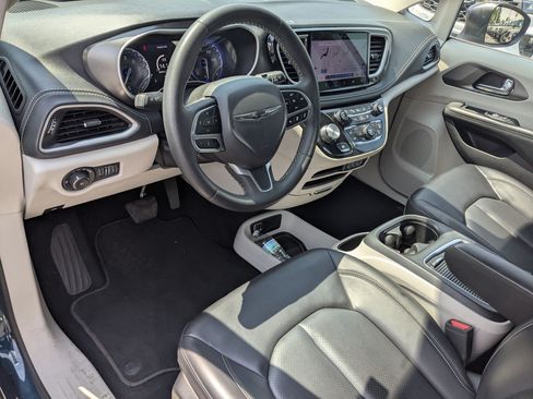 Used 2023 Chrysler Pacifica Touring-L AWD/4WD image 17