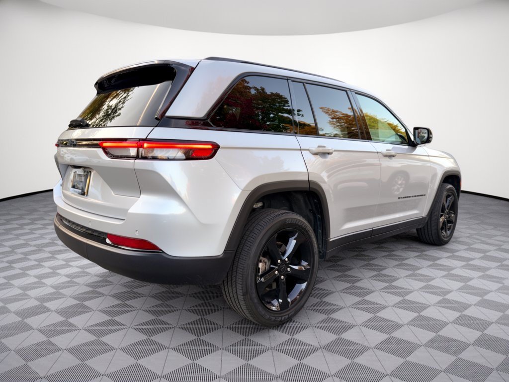 Used 2024 Jeep Grand Cherokee Altitude AWD/4WD image 9