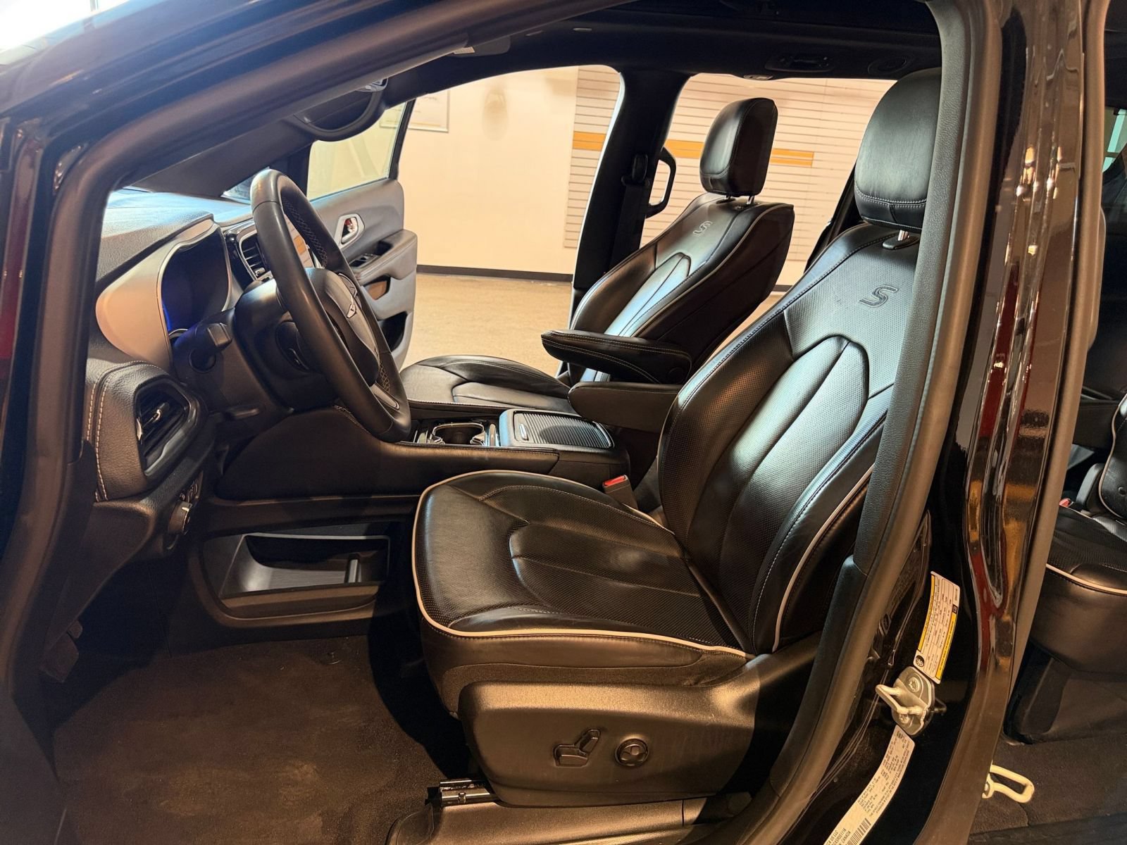 Used 2025 Chrysler Pacifica Limited FWD image 28