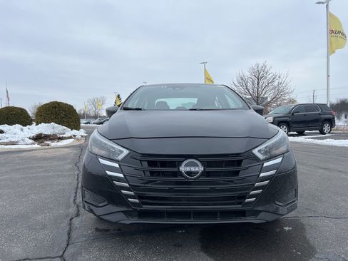 Used 2025 Nissan Versa SV image 2