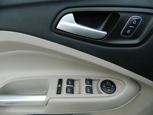 Used 2017 Ford Escape SE image 18