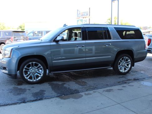 Certified 2018 GMC Yukon XL SLT w/ Premium Edition AWD/4WD image 9