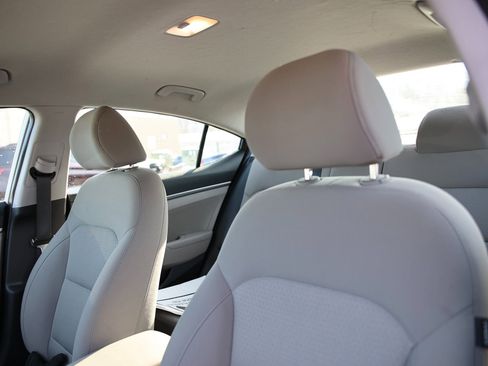 Used 2018 Hyundai Elantra SE image 17