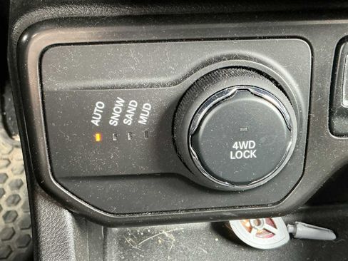 Used 2022 Jeep Renegade Latitude w/ Convenience Group AWD/4WD image 16