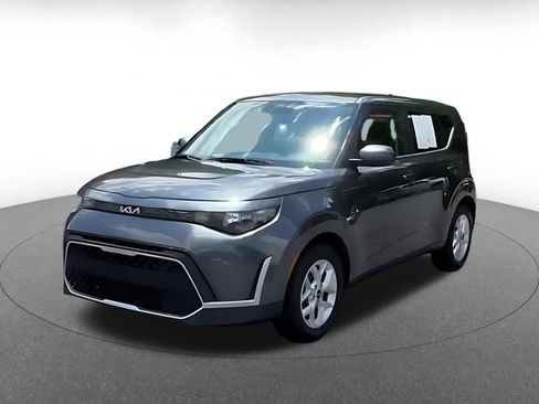 Used 2025 Kia Soul LX w/ LX Technology Package FWD image 4