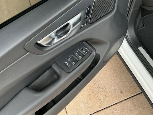 Used 2023 Volvo XC60 B5 Plus image 15