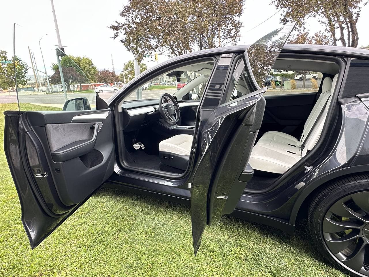 Used 2025 Tesla Model Y Performance AWD/4WD image 21