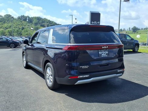 Used 2023 Kia Carnival LX FWD image 7