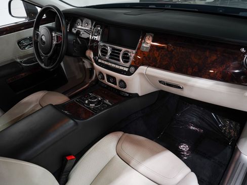 Used 2015 Rolls-Royce Ghost RWD image 15