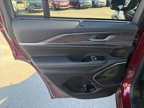 Used 2024 Jeep Grand Cherokee Overland w/ Luxury Tech Group IV image 18