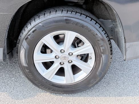 Used 2013 Toyota Highlander SE FWD image 35