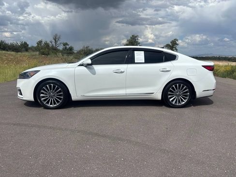Used 2017 Kia Cadenza Premium w/ Luxury Package FWD image 8