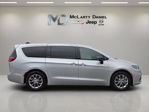 Used 2026 Chrysler Pacifica Limited FWD image 6