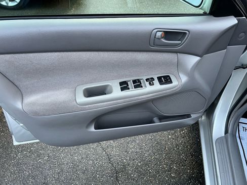 Used 2004 Toyota Camry LE image 11