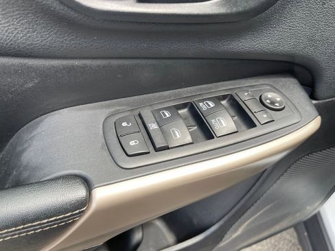 Used 2017 Jeep Cherokee Latitude w/ True North Edition AWD/4WD image 13