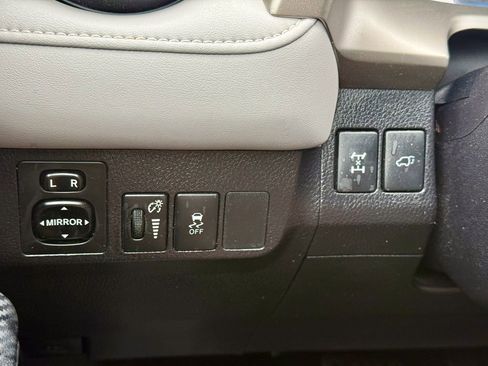 Used 2015 Toyota RAV4 Limited image 27