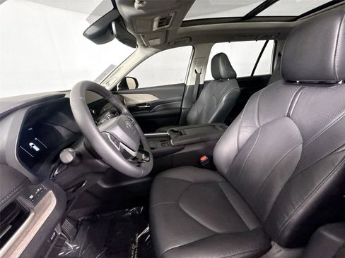 Used 2025 Toyota Grand Highlander FWD image 3